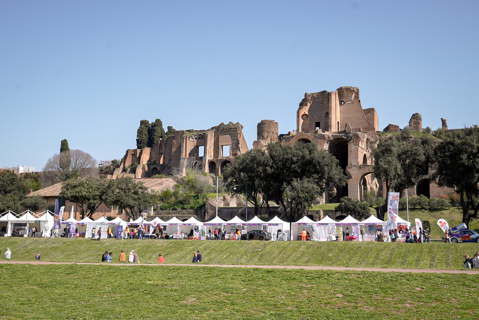 Rom-Marathon laufen durch die Ewige Stadt 17 Marathonexpo vor dem Forum Romanum