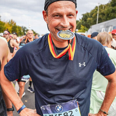 sportograf-berlin-marathon-tim-niedernolte Tim Niedernolte beim Berlin-Marathon mit seiner 1. Marathon-Medaille