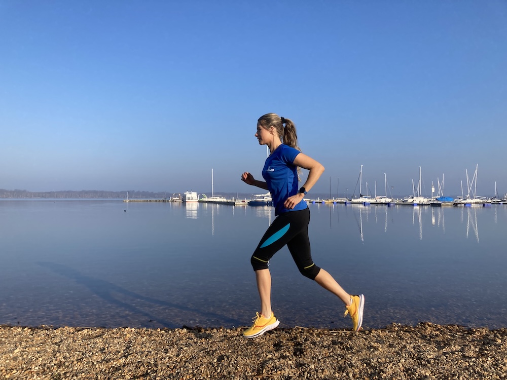 Achillessehnenverletzung vom Laufen - Dame am Seeufer