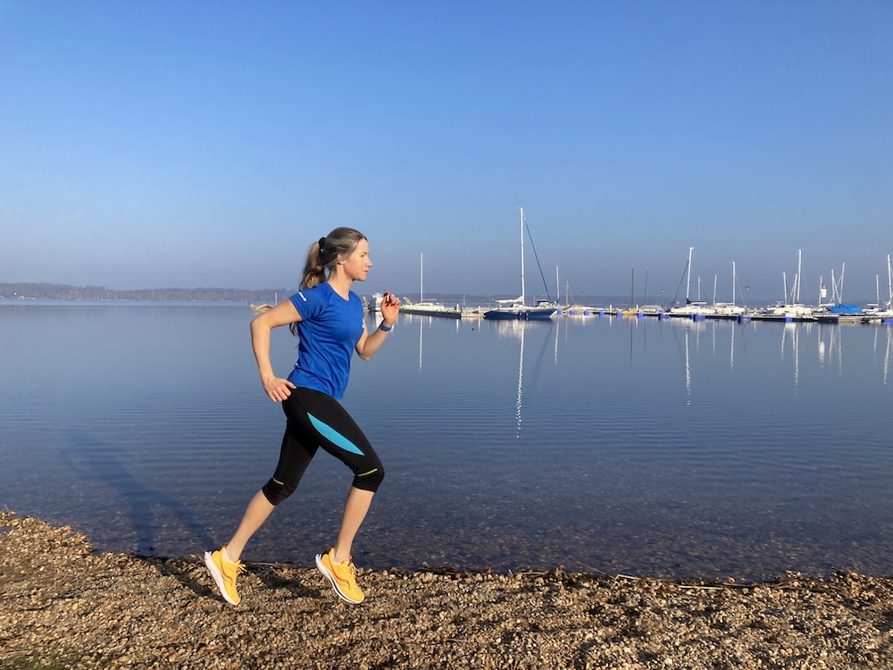 Achillessehnenverletzung beim Laufen - Dame am Seeufer