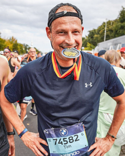 Tim Niedernolte beim Berlin-Marathon mit seiner 1. Marathon-Medaille