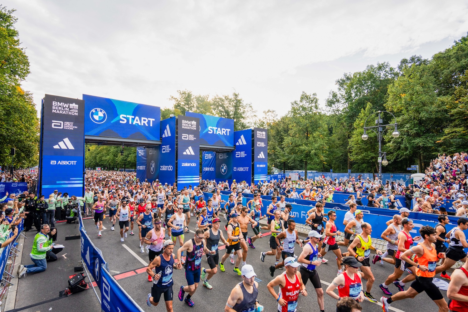 Erster Laufwettkampf: Diese ungeschriebenen Regeln solltest du kennen 6 Läuferfeld beim Start des BMW Berlin-Marathon
