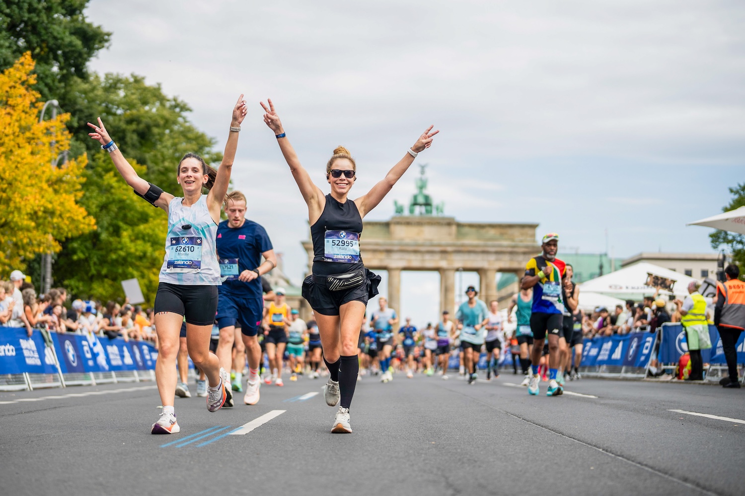 Erster Laufwettkampf: Diese ungeschriebenen Regeln solltest du kennen 7 Läuferinnen beim BMW Berlin-Marathon