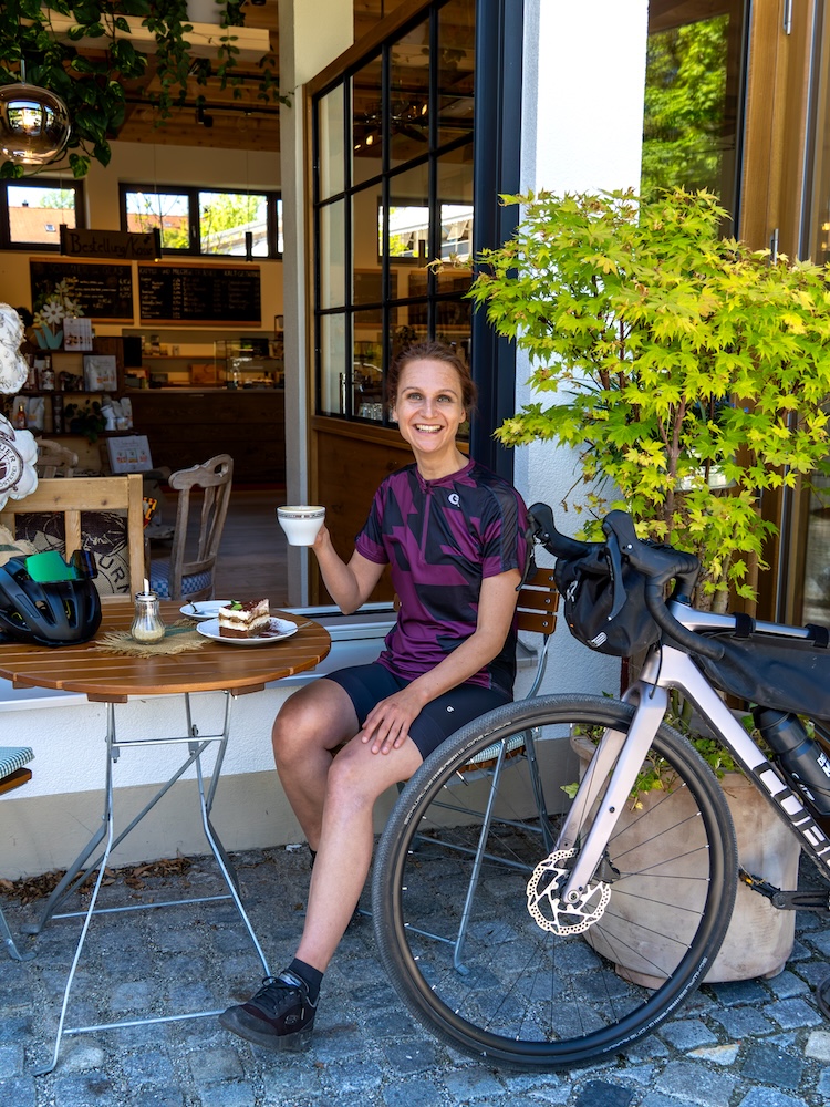 Kaffee vor dem Sport Radfahren Frau