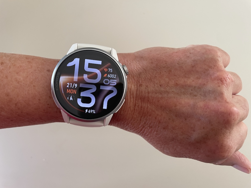 Laufuhr für schmale Handgelenke 13 coros-pace-4-pro-titanluenette