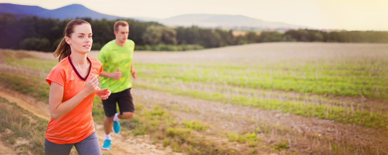 Couple running at sunset zwei personen beim trailrunning
