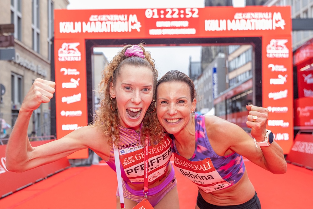 Esther Pfeiffer und Sabrina Mockenhaupt beim Generali Köln Marathon 2025