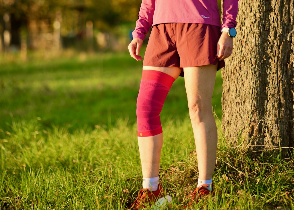 knieschmerzen-beim-laufen-bauerfeind-sports-compression-knee-support