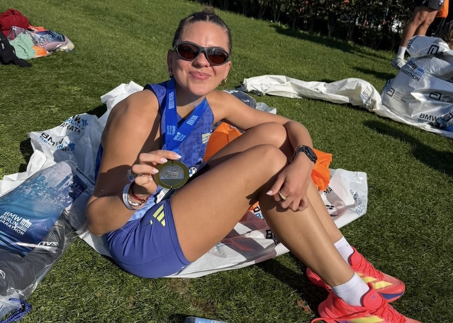 Strava für Läuferinnen 8 Lisa Klein mit Medaille nach dem Berlin-Marathon