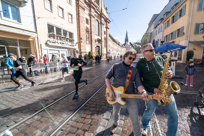 Freiburg Marathon Bands machen Musik