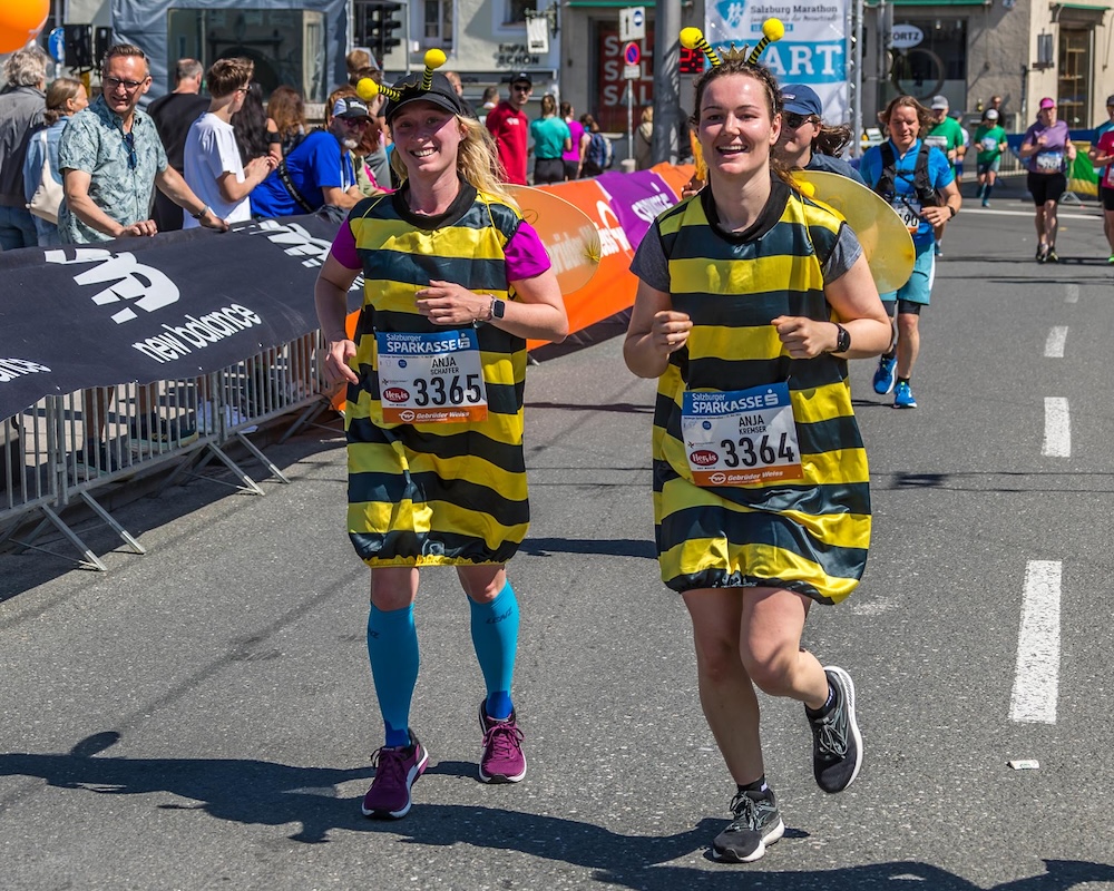 Salzburg Marathon verkleidete Teilnehmerinnen