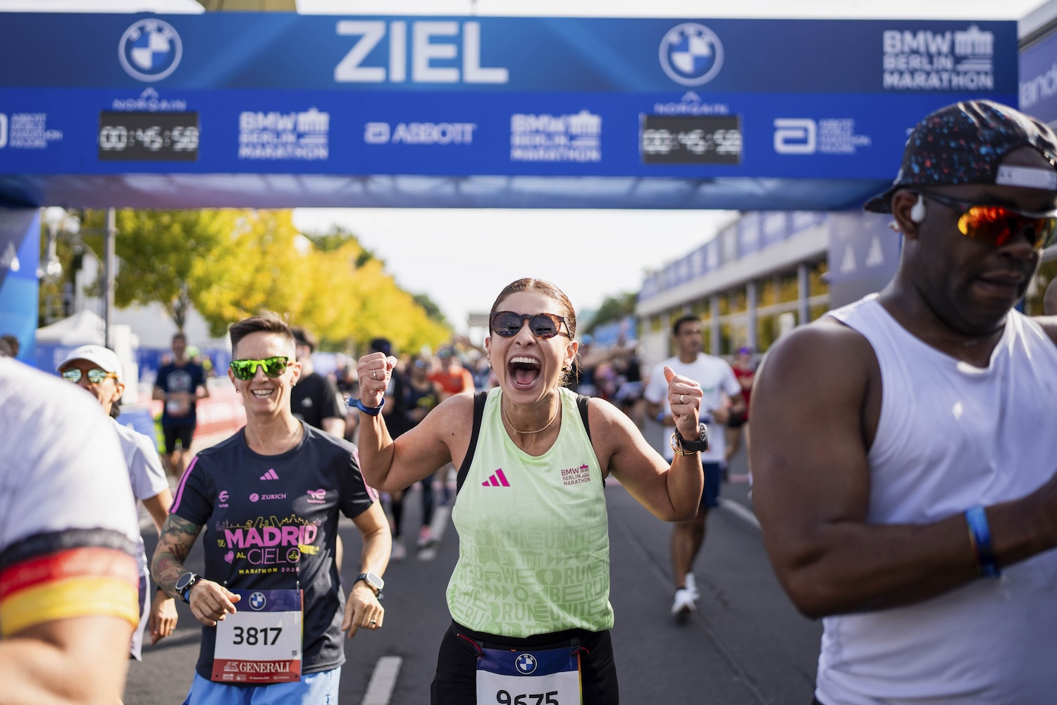 Erster Laufwettkampf: Diese ungeschriebenen Regeln solltest du kennen 8 Läuferin im Ziel des Gernali 5k in Berlin