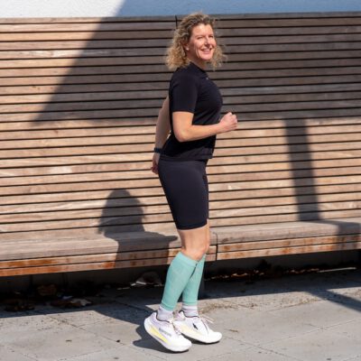 uyn-kymra-laufshirt-laufhose-1 Läuferin trägt UYN Kymra Laufhose und Laufshirt bei einem Sommerlauf.