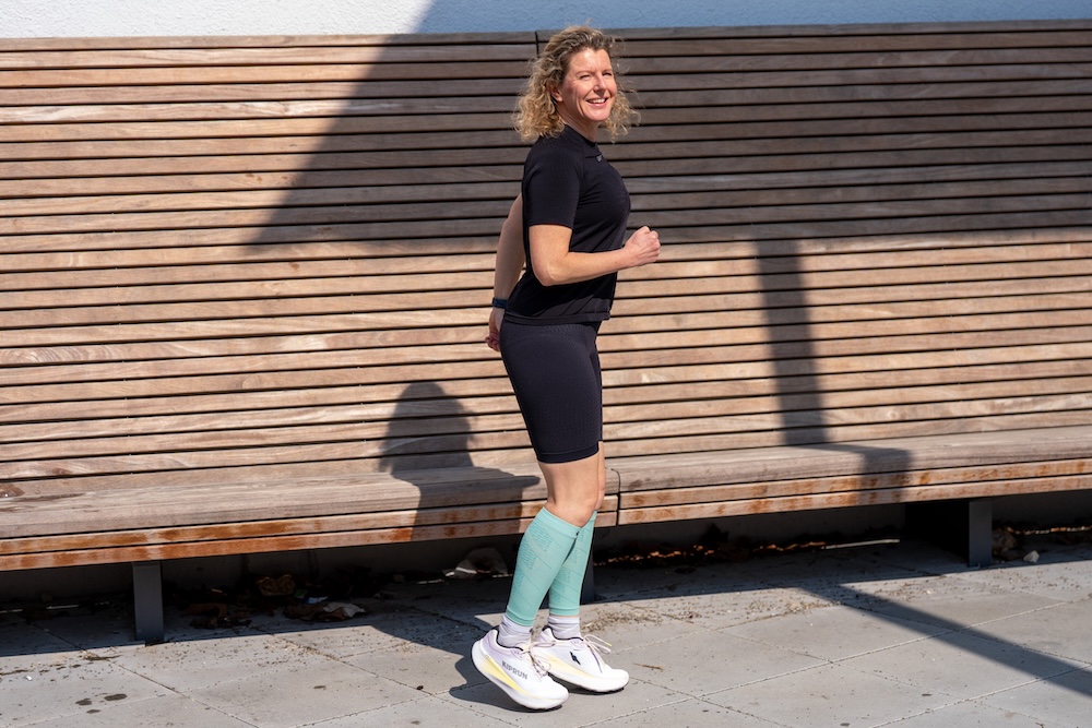RUNTiMES - Mehr wissen. Besser laufen. Gesünder leben. 2 Läuferin trägt UYN Kymra Laufhose und Laufshirt bei einem Sommerlauf.
