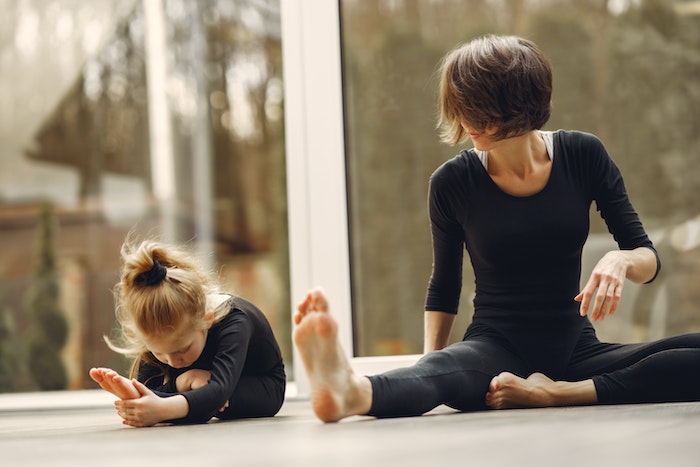 warum-vorbilder-wichtig-sind-mutter-tochter-beim-yoga