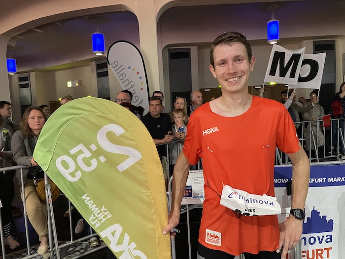 tempomacher-zieleinlauf-zuglaeufer-jens-mainova-frankfurt-marathon-2022